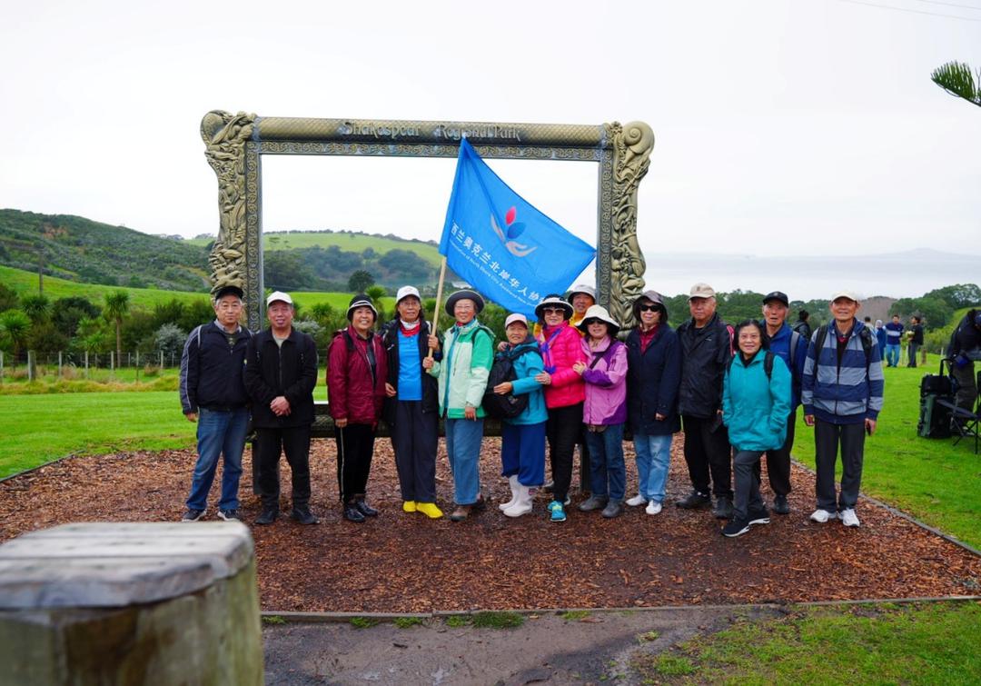 一群人站在石头上

AI 生成的内容可能不正确。