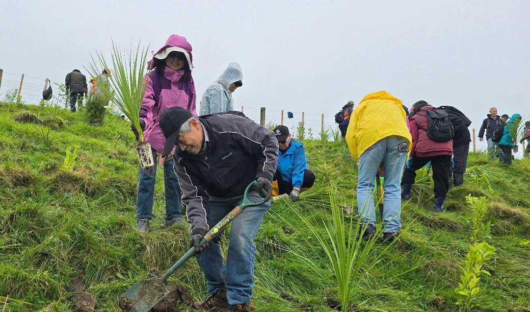 一群人站在草地上

AI 生成的内容可能不正确。