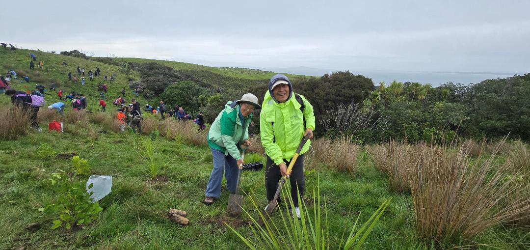 男人站在草地上

AI 生成的内容可能不正确。