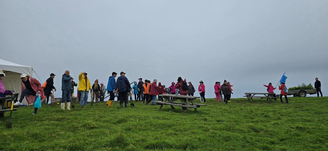 一群人站在草地上

AI 生成的内容可能不正确。