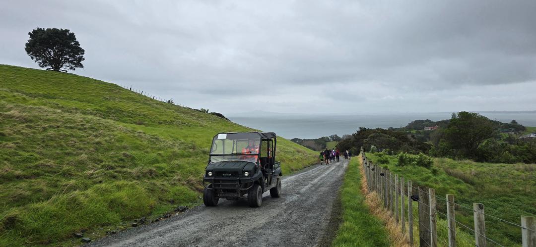 草地上的卡车

AI 生成的内容可能不正确。