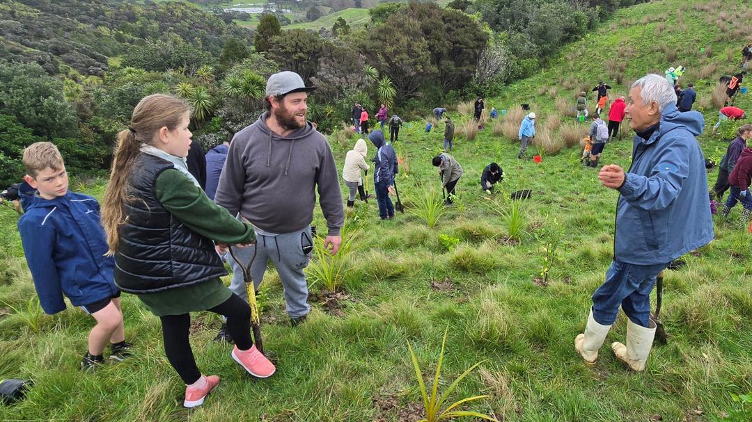 一群人站在草地上的小孩

AI 生成的内容可能不正确。