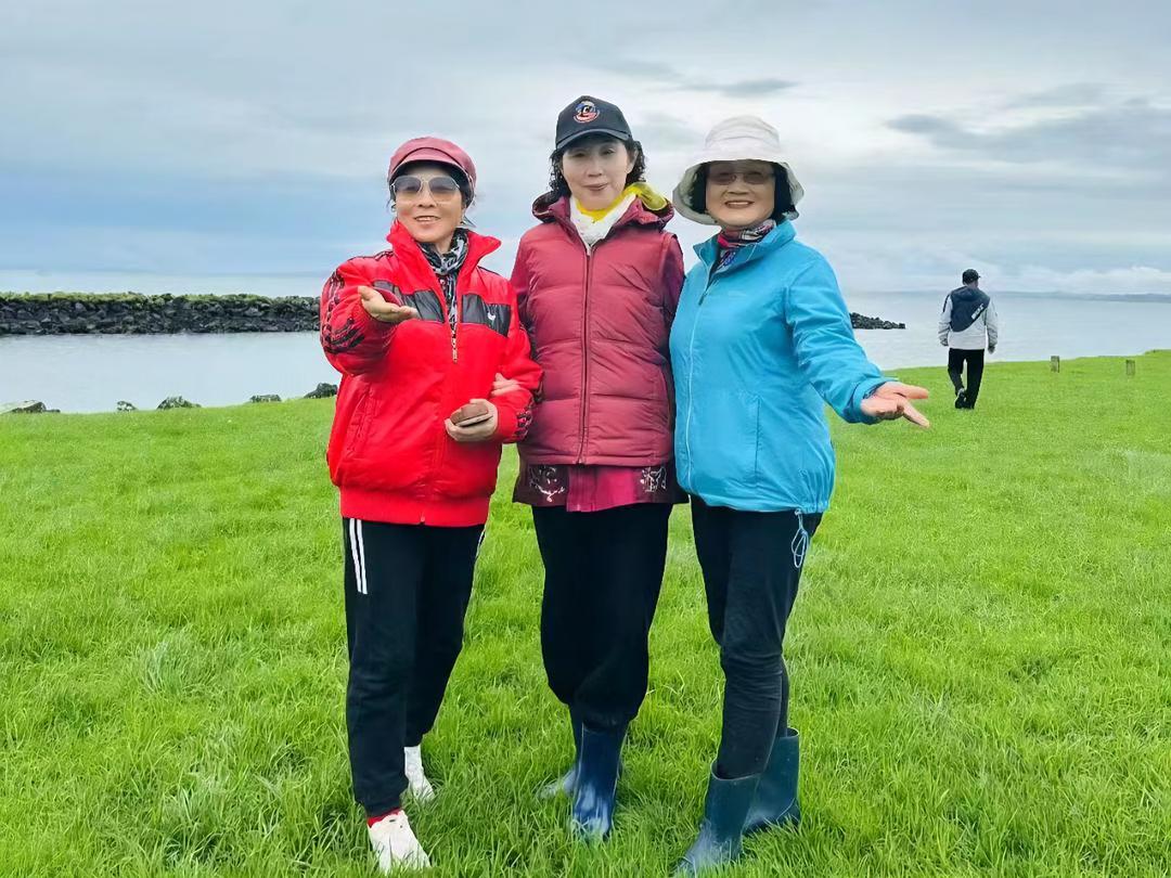 一些人站在草地上

AI 生成的内容可能不正确。