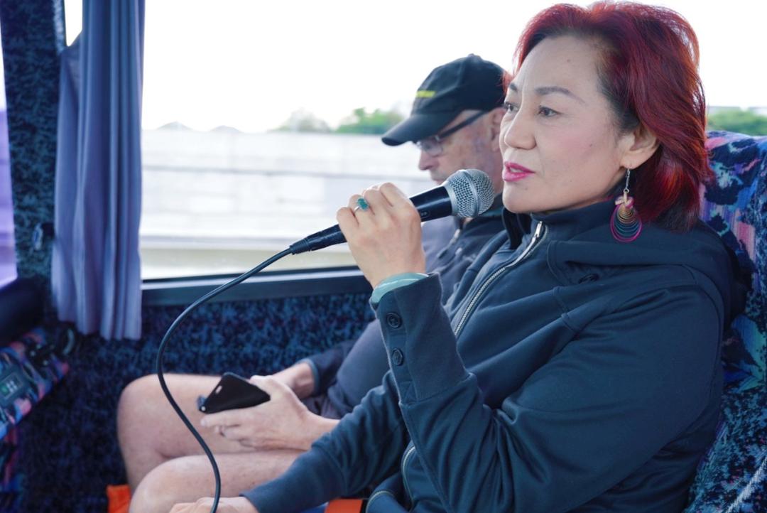 穿着蓝色衣服的人在打电话

AI 生成的内容可能不正确。