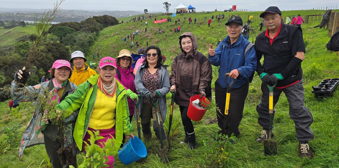 一群男人和女人站在草地上

AI 生成的内容可能不正确。
