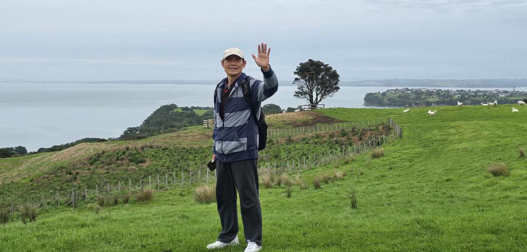 男人站在草地上

AI 生成的内容可能不正确。