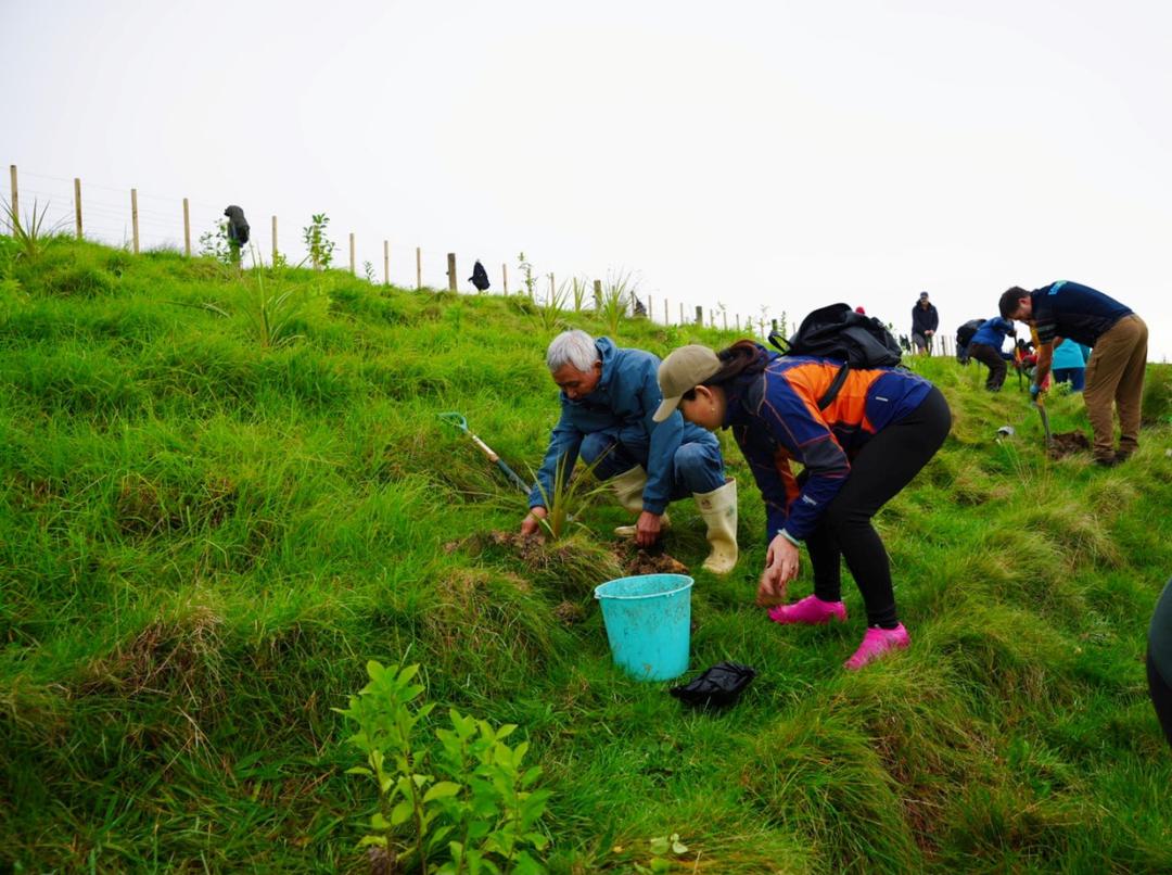 一群小孩在草地上

AI 生成的内容可能不正确。