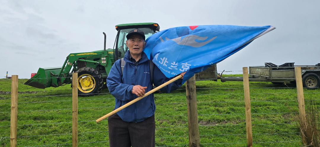 图片包含 草, 户外, 人, 男人

AI 生成的内容可能不正确。