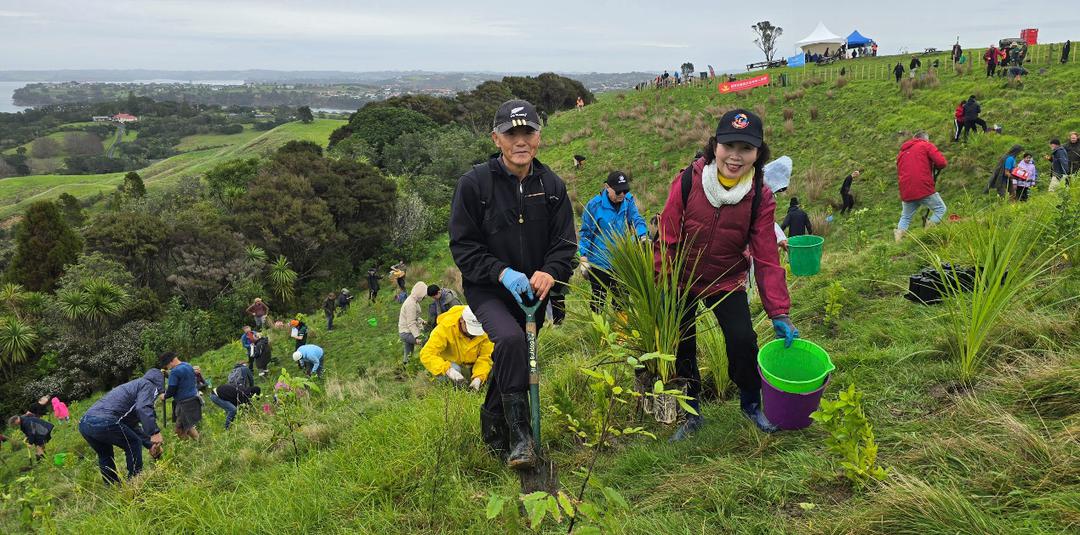 一群人站在草地上

AI 生成的内容可能不正确。