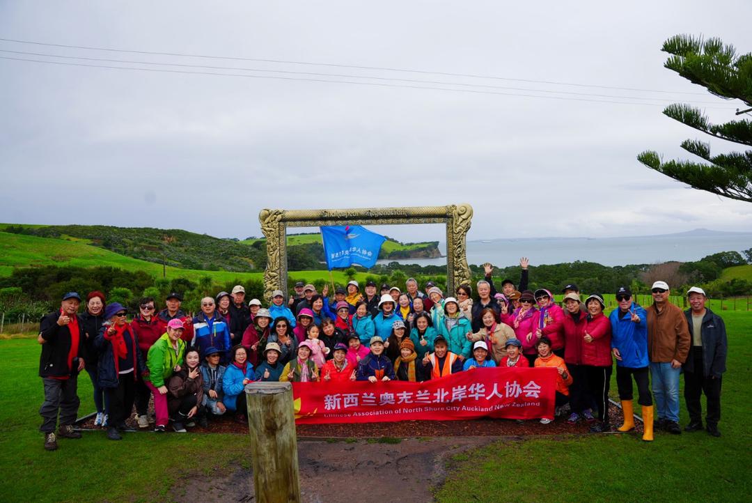 一群人站在草地上

AI 生成的内容可能不正确。