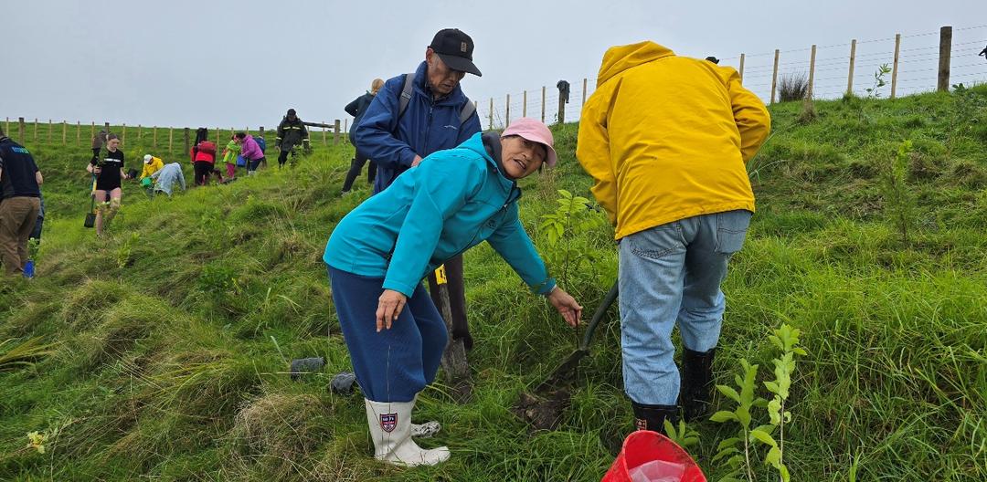 一些人站在草地上

AI 生成的内容可能不正确。