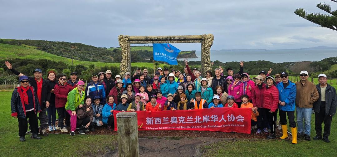 一群人站在草地上

AI 生成的内容可能不正确。