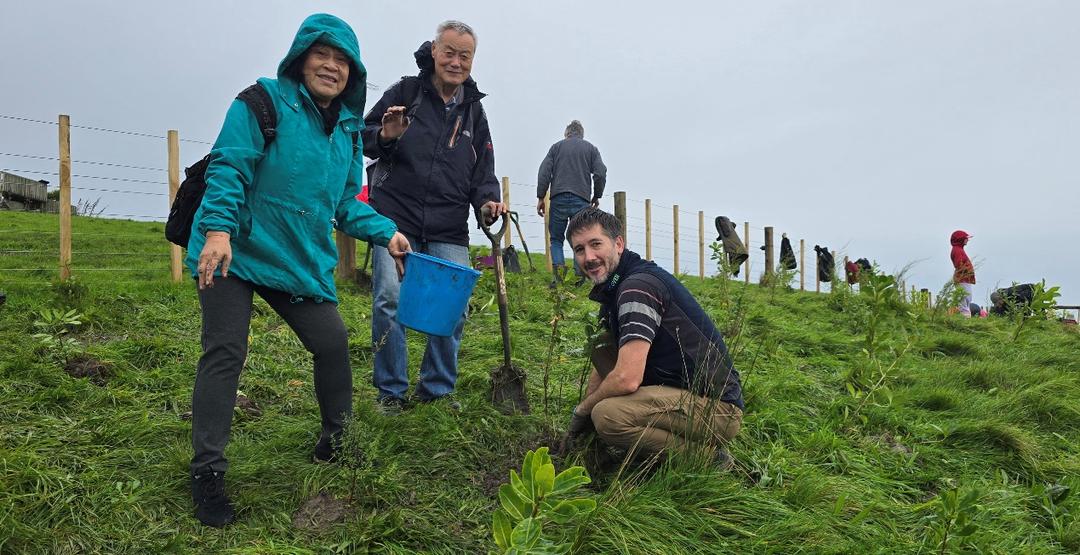 一些人站在草地上

AI 生成的内容可能不正确。