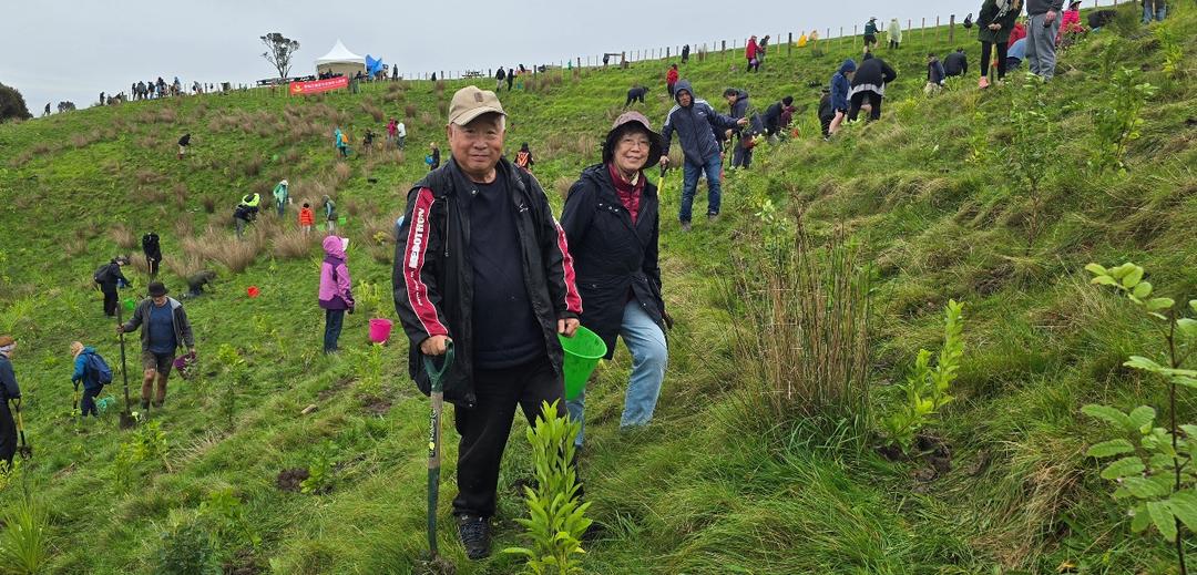 人们站在草地上

AI 生成的内容可能不正确。