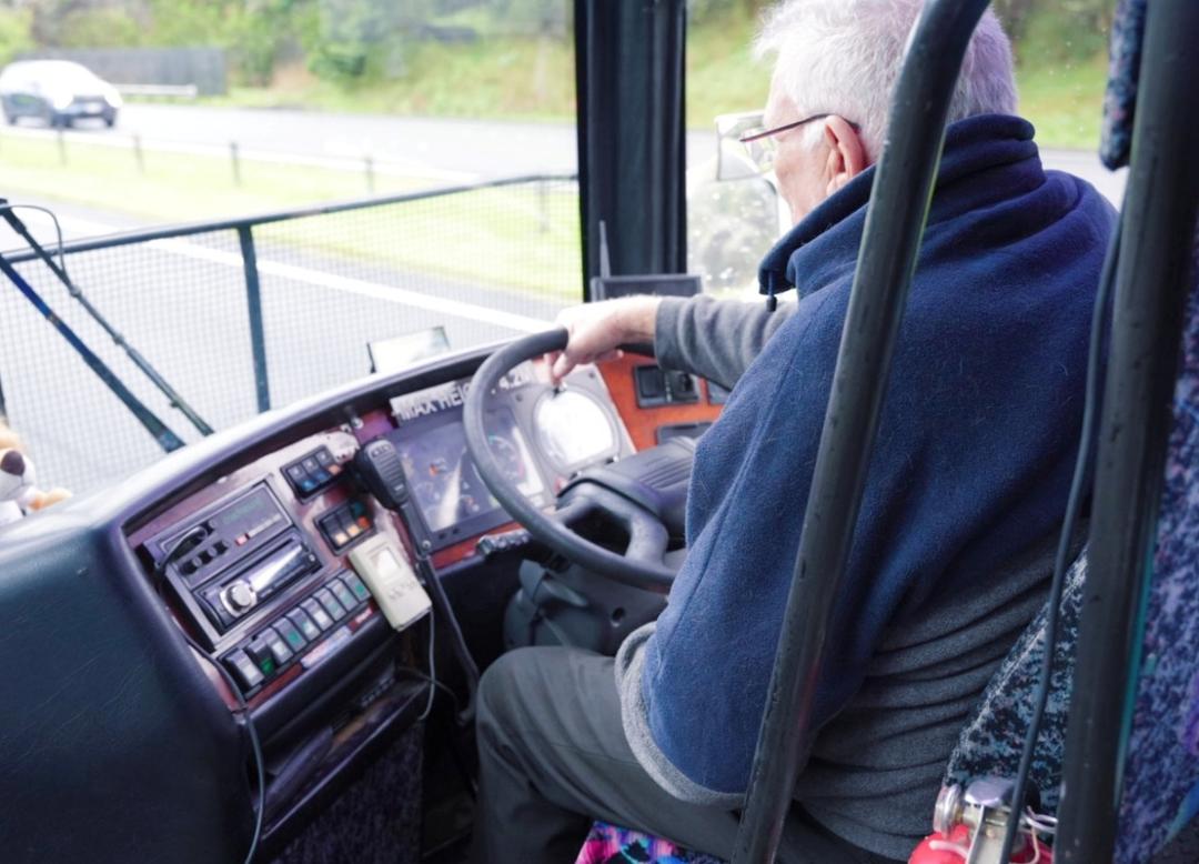 汽车的人

AI 生成的内容可能不正确。