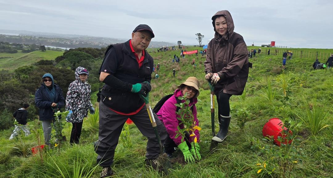 男人和小孩站在草地上

AI 生成的内容可能不正确。