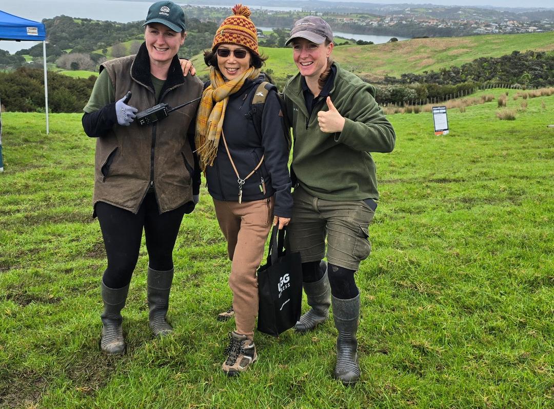 人们站在草地上

AI 生成的内容可能不正确。