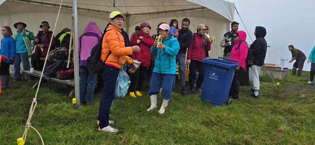 一群人站在草地上

AI 生成的内容可能不正确。