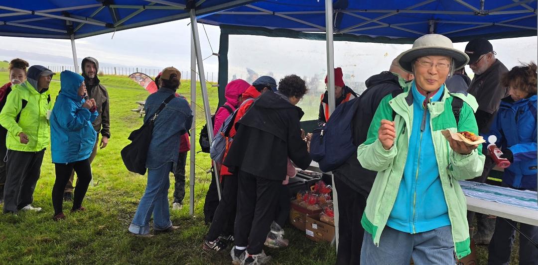 一群人站在草地上

AI 生成的内容可能不正确。