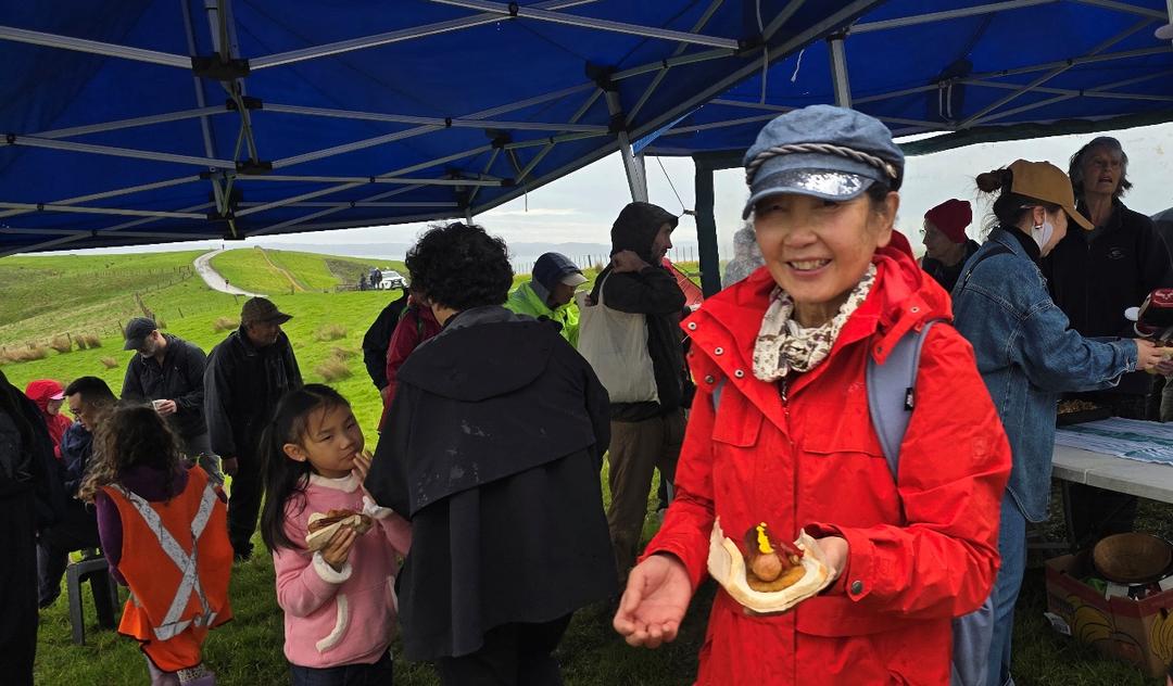 一群人站在草地上

AI 生成的内容可能不正确。