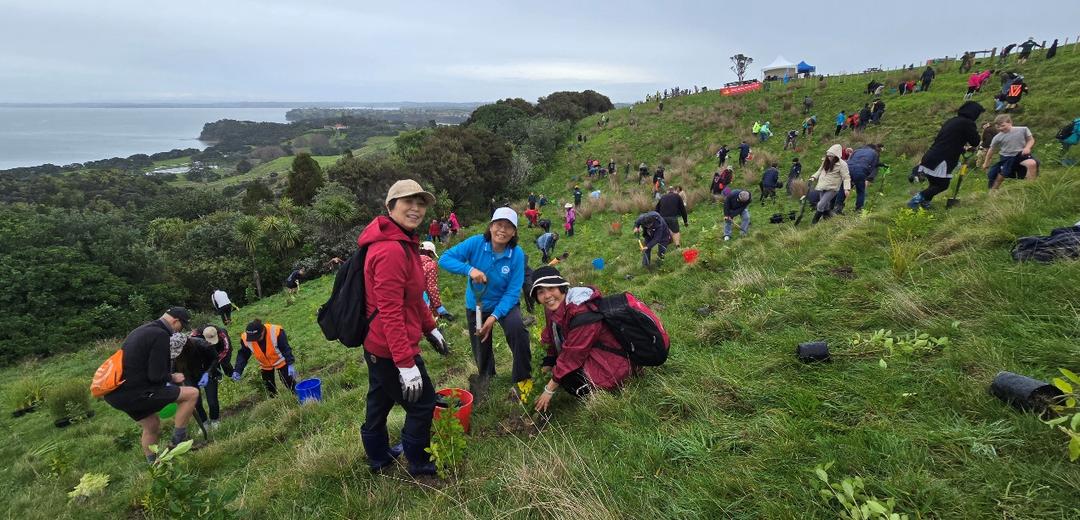 一群人站在草地上

AI 生成的内容可能不正确。