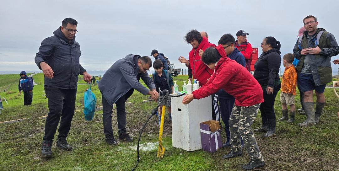 一群人站在草地上

AI 生成的内容可能不正确。