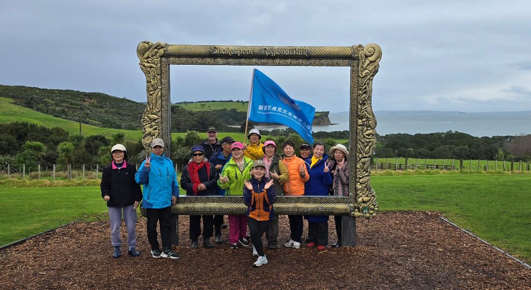 一群人站在草地上

AI 生成的内容可能不正确。