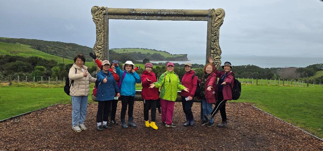 一群人站在草地上

AI 生成的内容可能不正确。