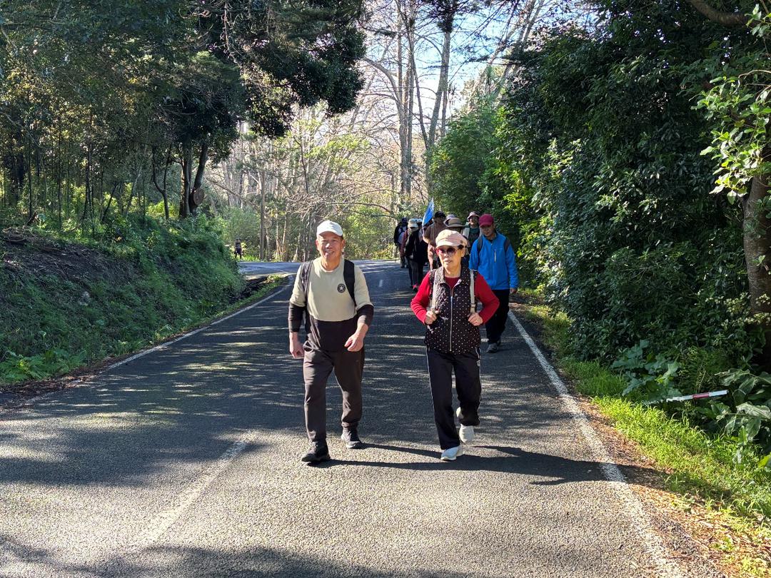 ç”·äººå’Œå¥³äººåœ¨æ ‘æ�—æ—�çš„è·¯ä¸Šèµ°

AI ç”Ÿæˆ�çš„å†…å®¹å�¯èƒ½ä¸�æ­£ç¡®ã€‚