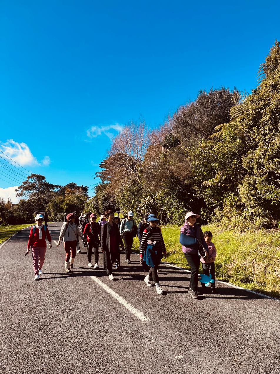 ä¸€ç¾¤äººåœ¨æ ‘æ�—æ—�çš„è·¯ä¸Š

AI ç”Ÿæˆ�çš„å†…å®¹å�¯èƒ½ä¸�æ­£ç¡®ã€‚