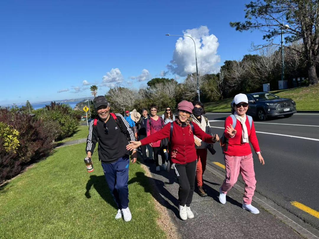 ä¸€ç¾¤äººç«™åœ¨è�‰åœ°ä¸Š

AI ç”Ÿæˆ�çš„å†…å®¹å�¯èƒ½ä¸�æ­£ç¡®ã€‚