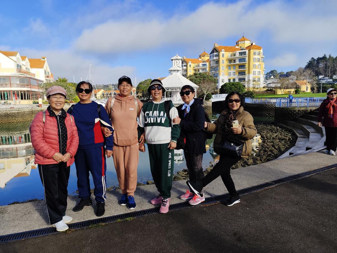 ä¸€ç¾¤äººç«™åœ¨ä¸€èµ·å�ˆå½±

AI ç”Ÿæˆ�çš„å†…å®¹å�¯èƒ½ä¸�æ­£ç¡®ã€‚