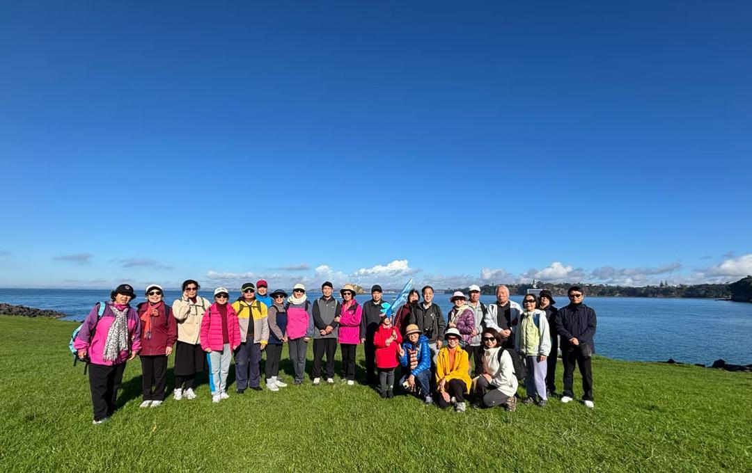 ä¸€ç¾¤äººç«™åœ¨è�‰åœ°ä¸Š

AI ç”Ÿæˆ�çš„å†…å®¹å�¯èƒ½ä¸�æ­£ç¡®ã€‚