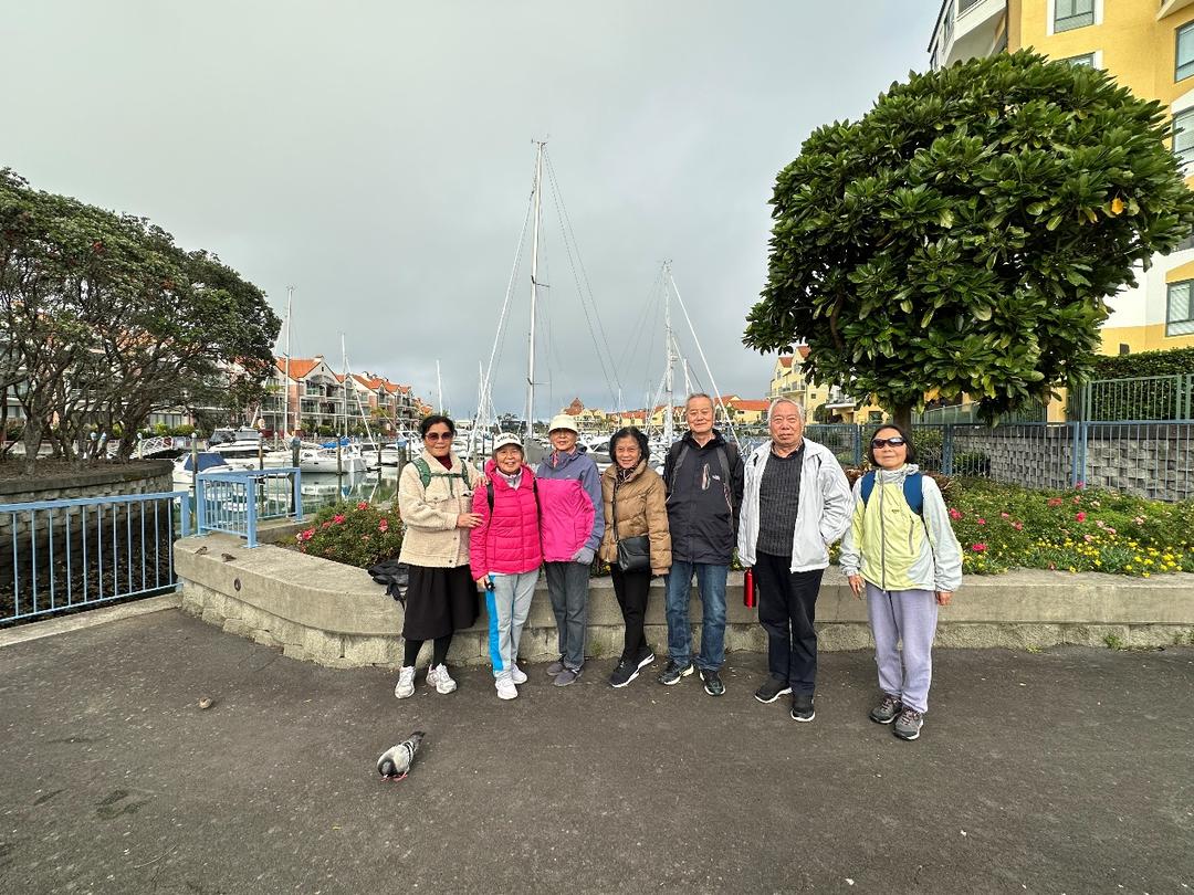 ä¸€ç¾¤äººç«™åœ¨æˆ¿å­�å‰�é�¢

AI ç”Ÿæˆ�çš„å†…å®¹å�¯èƒ½ä¸�æ­£ç¡®ã€‚