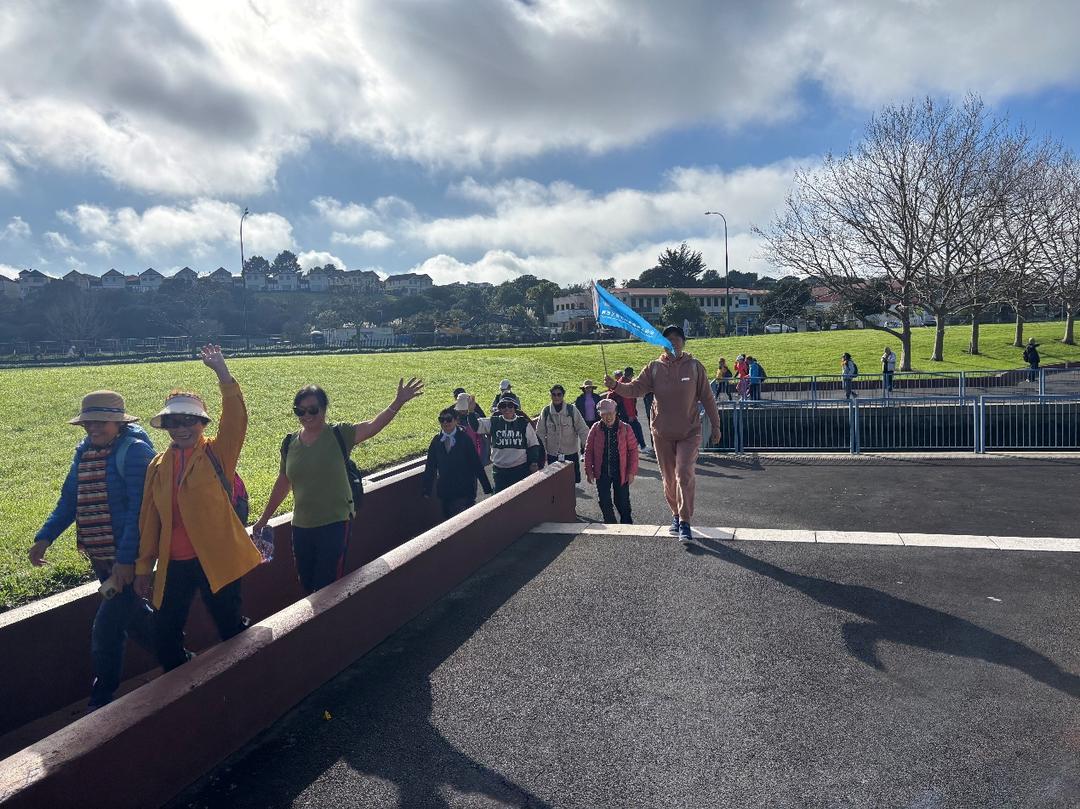 ä¸€ç¾¤äººç«™åœ¨å…¬å›­é‡Œçš„äººä»¬

AI ç”Ÿæˆ�çš„å†…å®¹å�¯èƒ½ä¸�æ­£ç¡®ã€‚