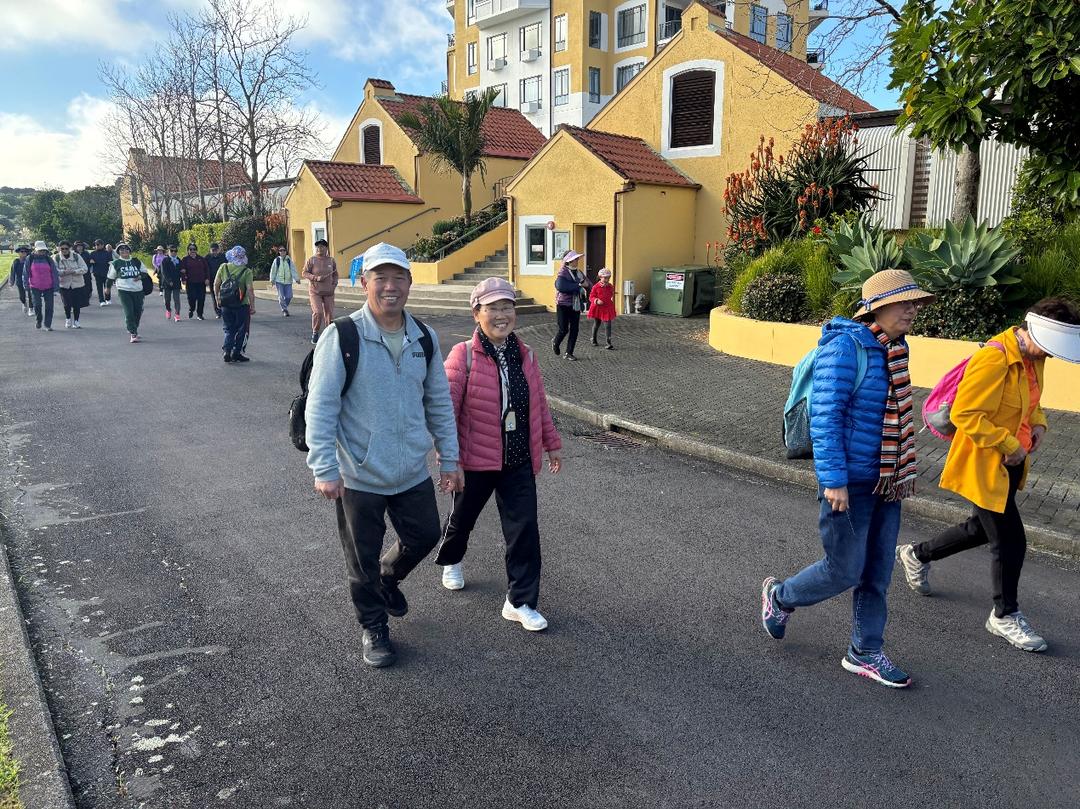 ä¸€ç¾¤äººç«™åœ¨æˆ¿å­�å‰�çš„è·¯ä¸Šèµ°

AI ç”Ÿæˆ�çš„å†…å®¹å�¯èƒ½ä¸�æ­£ç¡®ã€‚