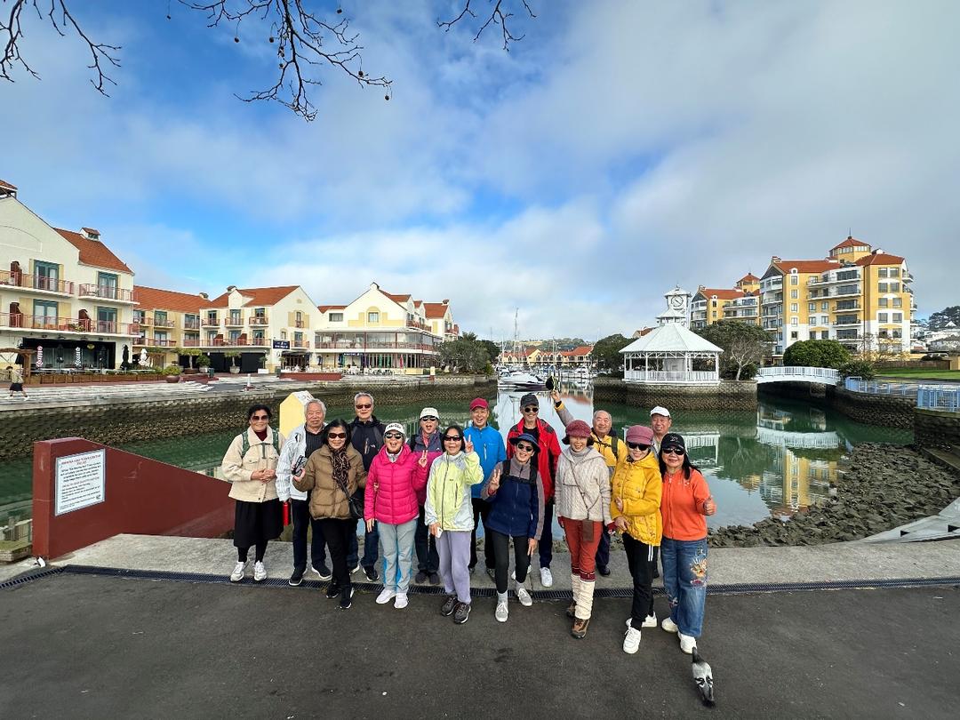 ä¸€ç¾¤äººç«™åœ¨æˆ¿å­�å‰�é�¢

AI ç”Ÿæˆ�çš„å†…å®¹å�¯èƒ½ä¸�æ­£ç¡®ã€‚