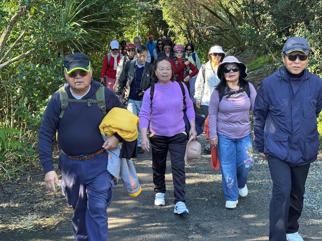 ä¸€ç¾¤å°�å­©ç«™åœ¨æ ‘æ—�

AI ç”Ÿæˆ�çš„å†…å®¹å�¯èƒ½ä¸�æ­£ç¡®ã€‚