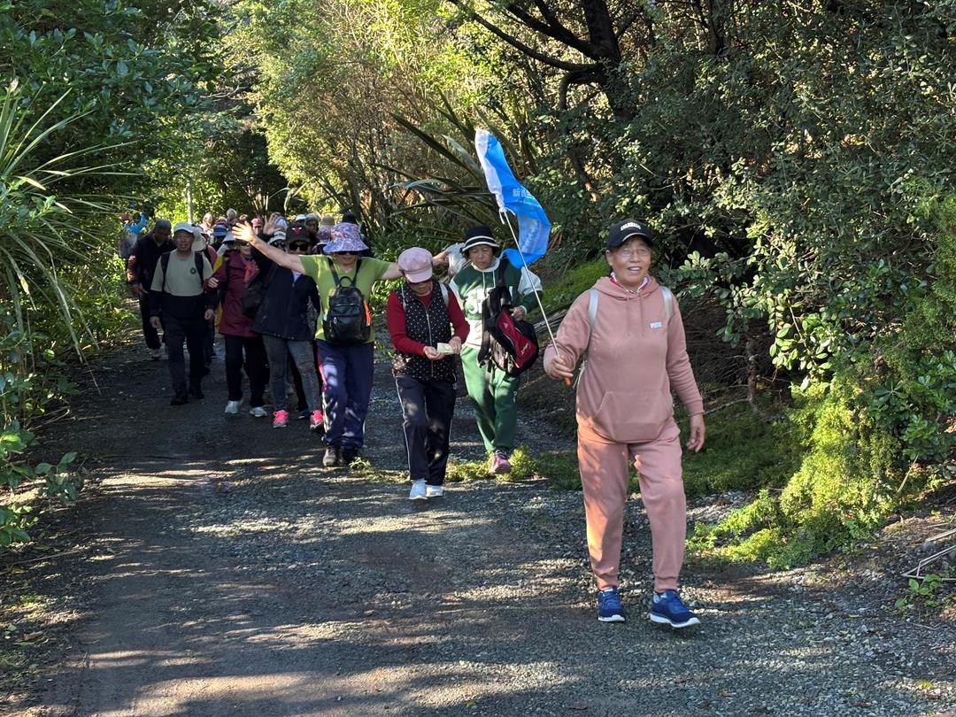 ä¸€ç¾¤äººç«™åœ¨æ ‘ä¸‹

AI ç”Ÿæˆ�çš„å†…å®¹å�¯èƒ½ä¸�æ­£ç¡®ã€‚