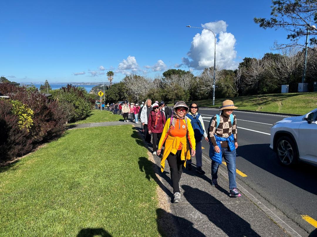 ä¸€ç¾¤äººç«™åœ¨è�‰åœ°ä¸Š

AI ç”Ÿæˆ�çš„å†…å®¹å�¯èƒ½ä¸�æ­£ç¡®ã€‚