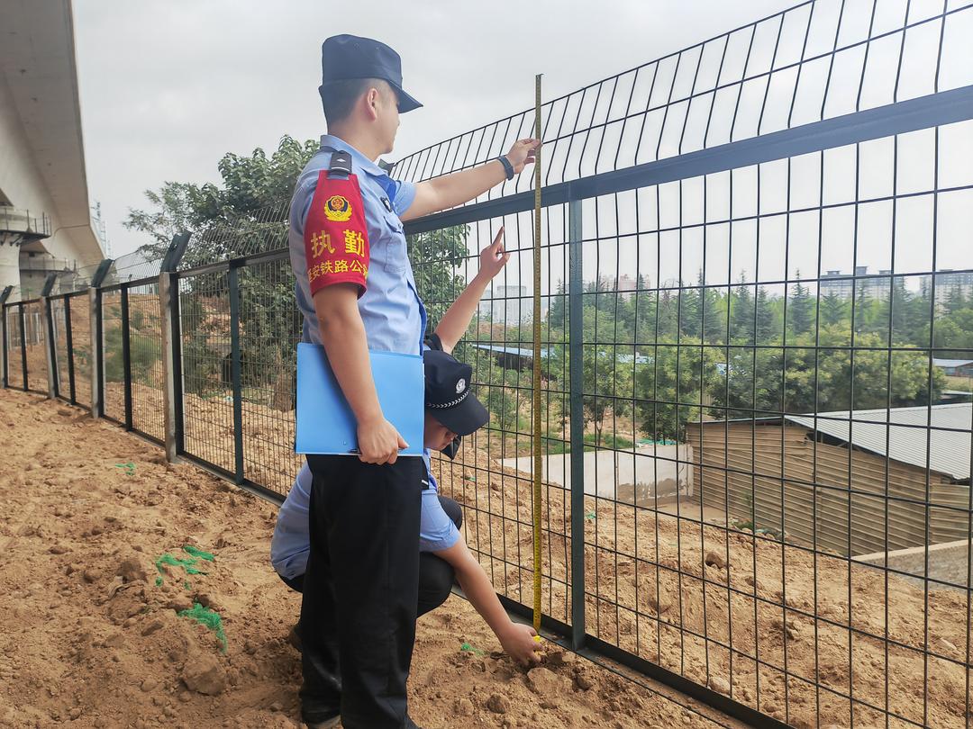 延安铁警严把延西高铁安防关