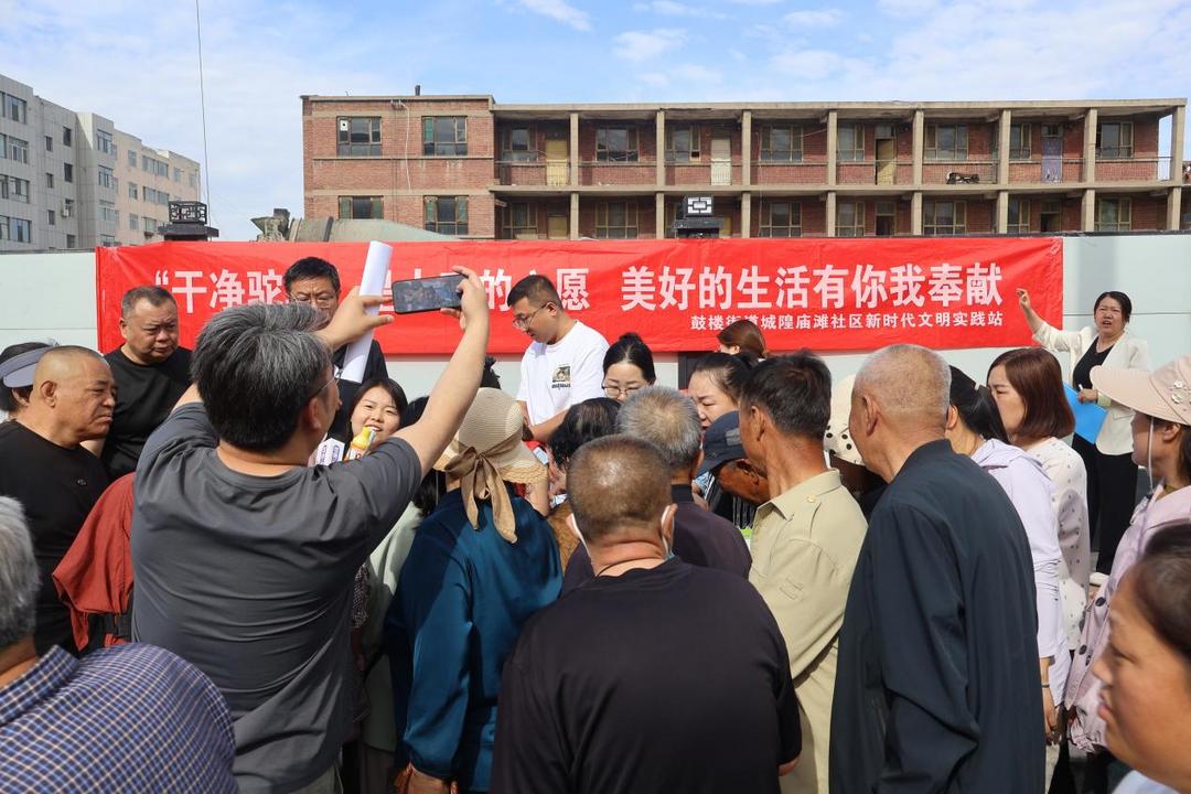 榆阳区鼓楼街道城隍庙滩社区开展“干净驼城”活动