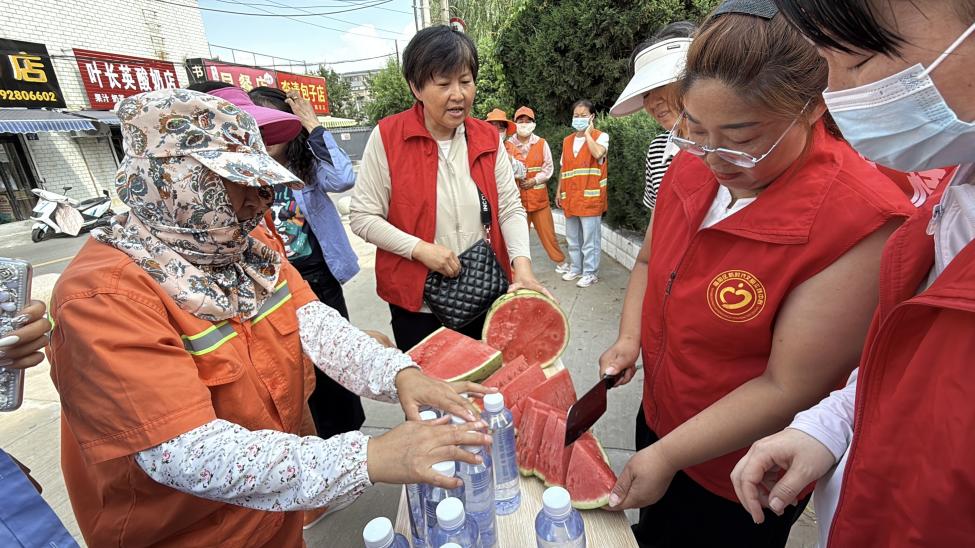 西瓜甜到心坎里！二里半社区为环卫工送清凉，高温关怀不缺席