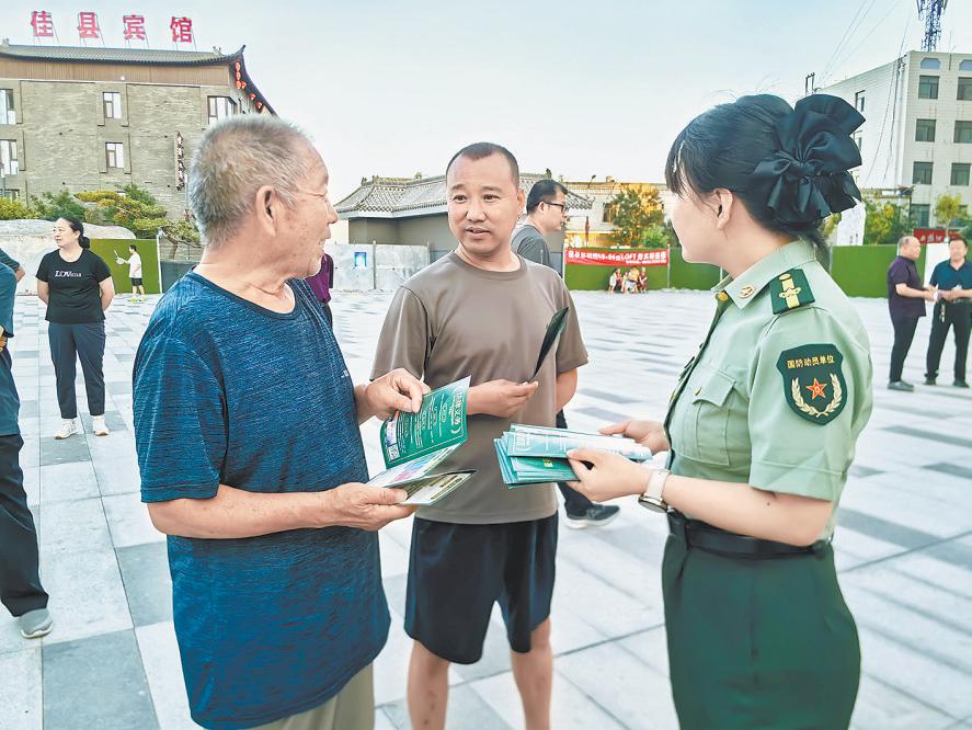 佳县人武部在葭州文化广场开展征兵暨国防教育宣传活动