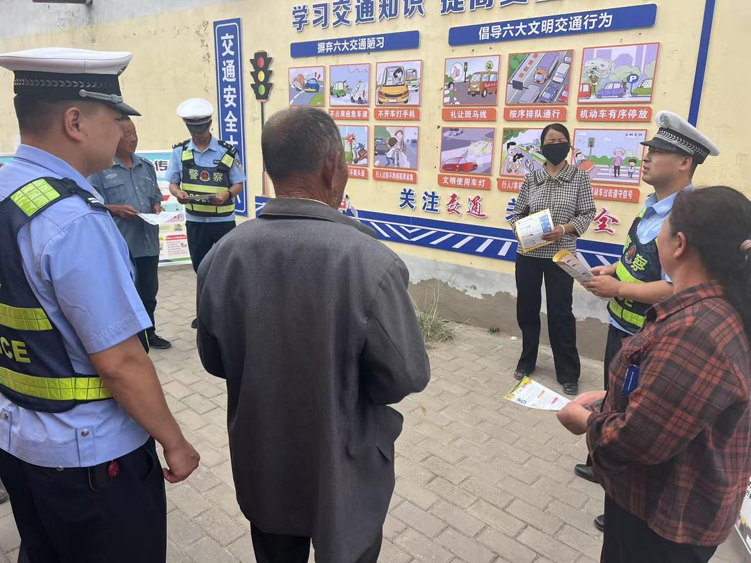 靖边交警开展“千村宣教”活动 筑牢农村交通安全防线