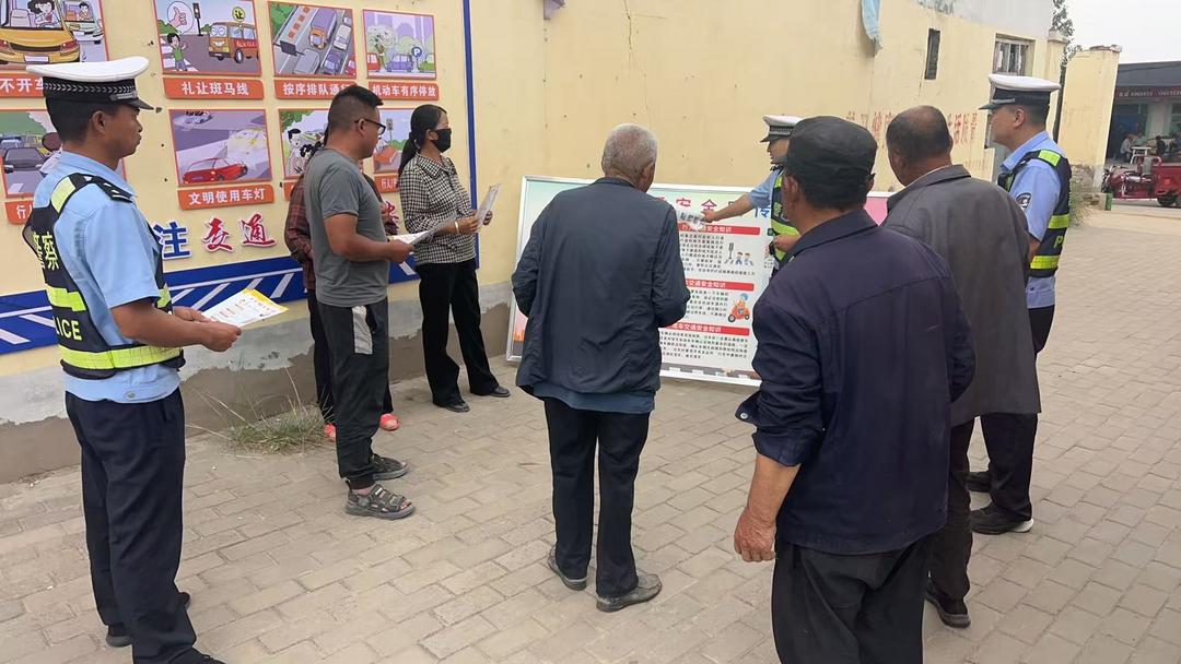 靖边交警开展“千村宣教”活动 筑牢农村交通安全防线