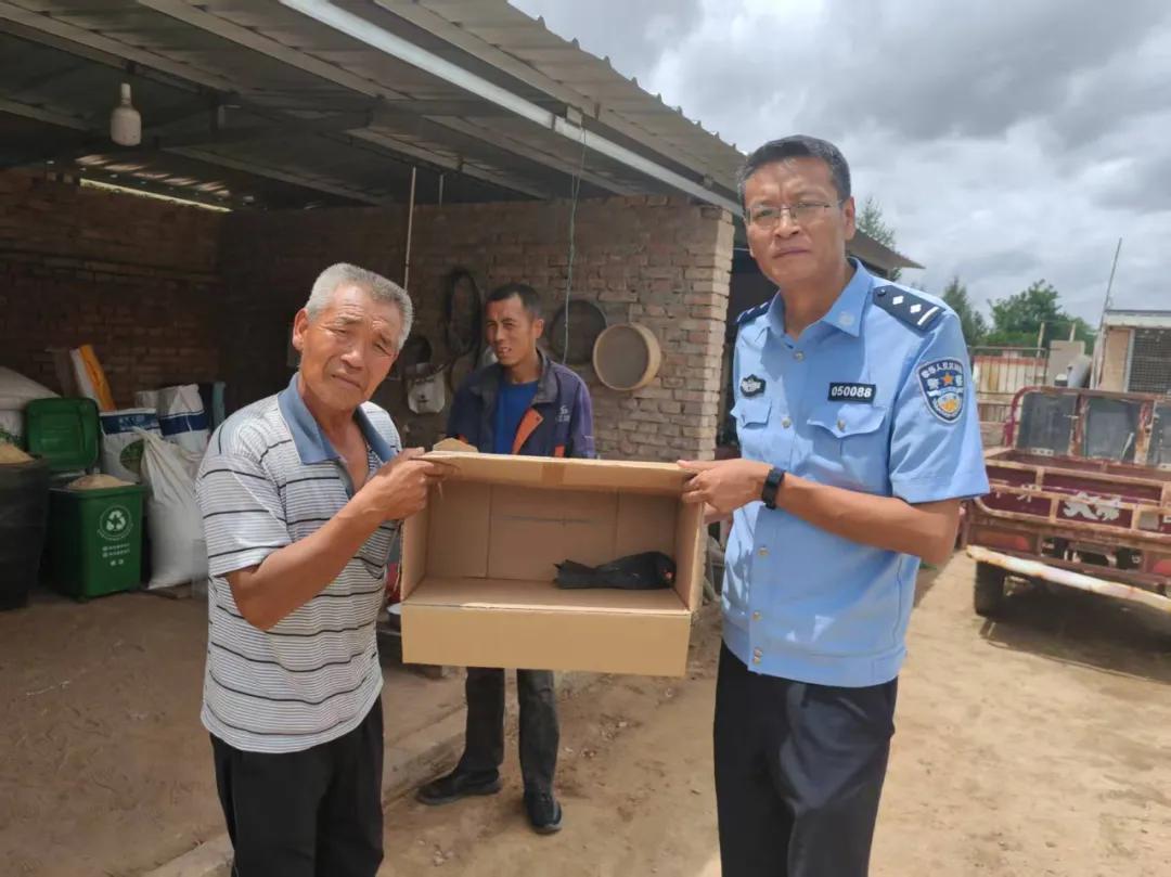 受伤“红脚隼”遇困 警民联手施救