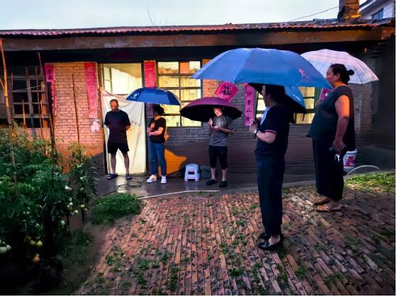 靖边公安张家畔派出所闻“汛”而动 暴雨前紧急转移群众保安全