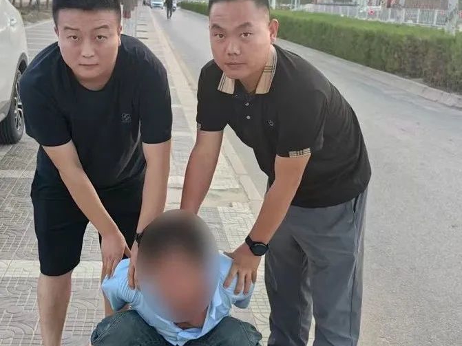 花钱就能“买”工作？这位“能人”真可“铐”