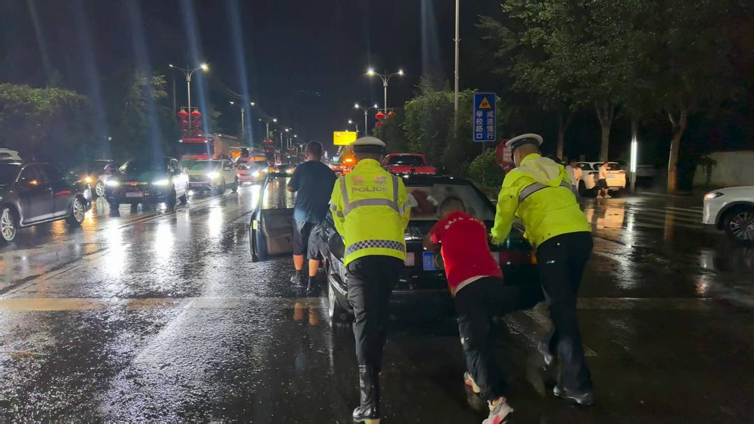 靖边公安：暴雨夜里的“糊图蜀黍”，看不清脸却看清担当